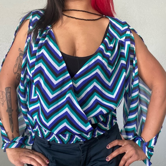 Size L - Blue, Green & White Striped Blouse w/ Sleeve Cut Outs by Guess 🖤 - Picture 3 of 4